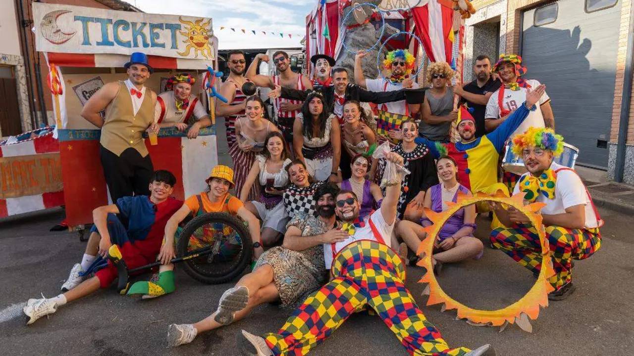Santa Marina del Rey puso este domingo el broche final a sus fiestas patronales y a la Feria del Ajo 2026 con una jornada que reuni&oacute; tradici&oacute;n, creatividad y ambiente festivo. El desfile de carrozas volvi&oacute; a convertirse en el gran protagonista de la clausura, congregando a numerosos vecinos y visitantes que siguieron un recorrido animado por m&uacute;sica, disfraces y espect&aacute;culos.