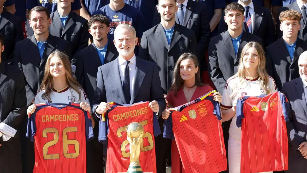 Los reyes, durante la recepci&oacute;n oficial al equipo nacional tras conseguir el t&iacute;tulo de campeona del mundo.