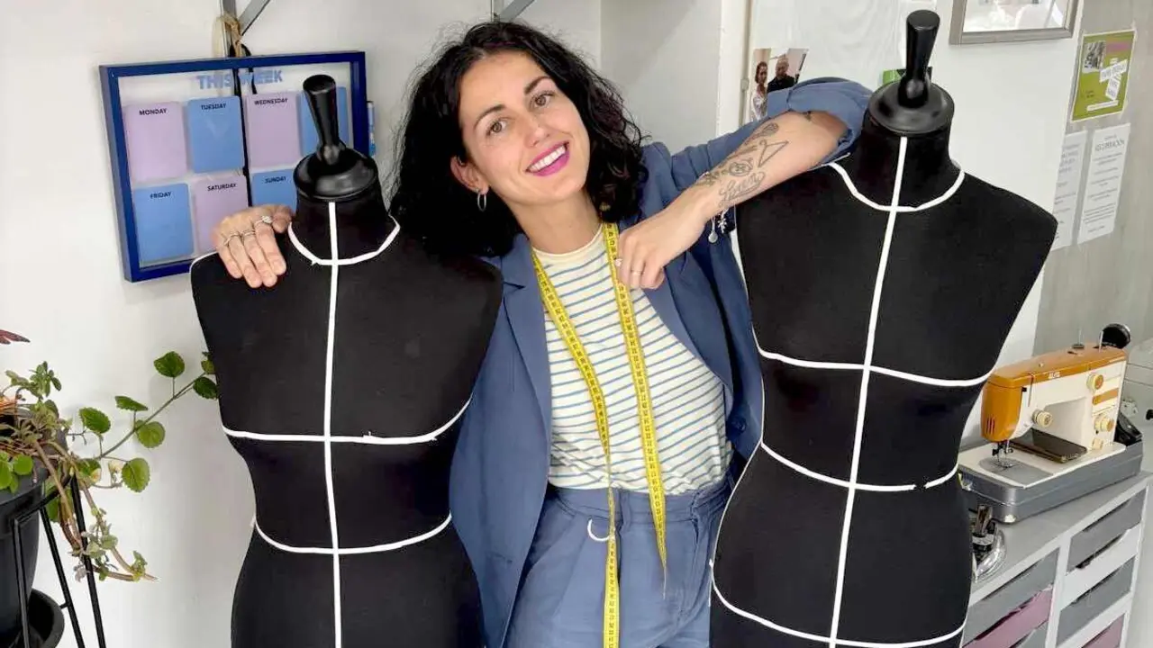 Lorena Mance&ntilde;ido Recarey dej&oacute; Le&oacute;n para abrirse camino en A Coru&ntilde;a y hoy dirige una academia que combina alta costura, patronaje digital y formaci&oacute;n online con alumnos de distintos pa&iacute;ses.
