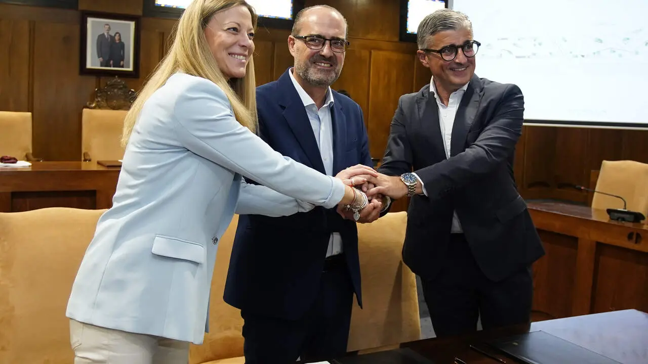 El alcalde de Ponferrada, Marco Morala, junto a la delegada territorial de Endesa en el Noroeste, Mar&iacute;a Giuseppina Biondi, durante la Firma del acuerdo entre ambas instituciones para la cubrici&oacute;n del Canal de Cornatel