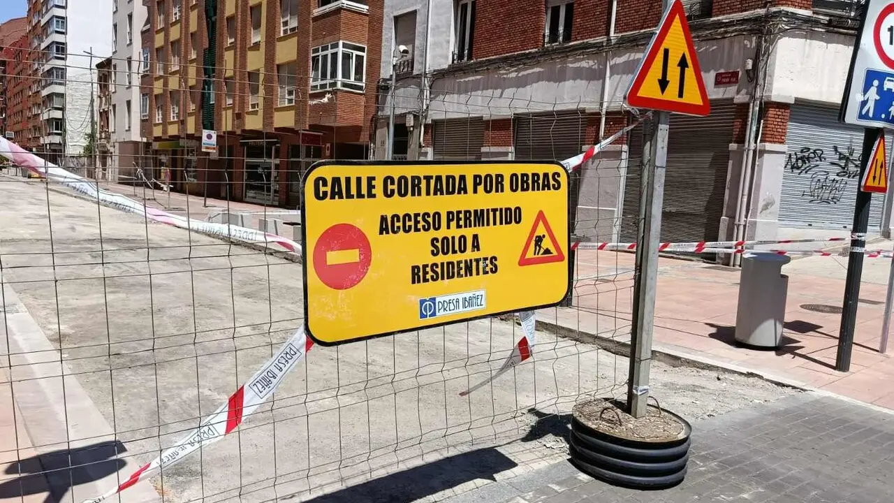 El Ayuntamiento de Le&oacute;n reemplaza por asfalto coloreado las baldosas del tramo entre Dama de Arintero y Obispo Vilaplana en Padre Isla, una actuaci&oacute;n que obligar&aacute; a cortar el tr&aacute;fico durante cinco semanas.