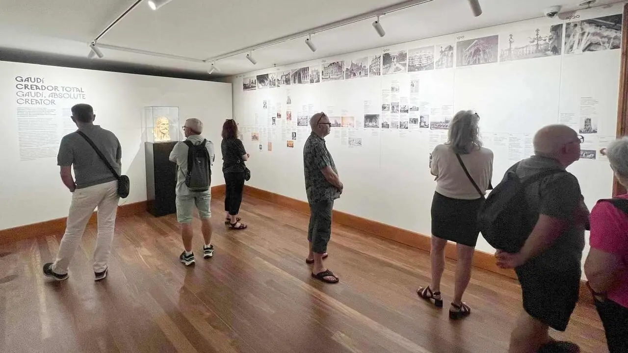 Visitantes recorriendo la nueva exposici&oacute;n permanente del Museo Casa Botines Gaudi.
