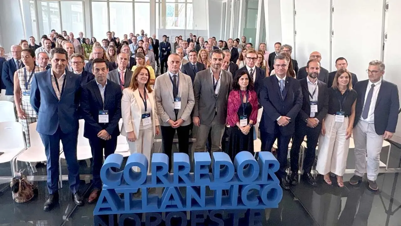 la consejera de Movilidad, Transformaci&oacute;n Digital e Inteligencia Artificial, Cristina Sanchidri&aacute;n, participa en la presentaci&oacute;n de este proyecto para impulsar el desarrollo del Corredor Atl&aacute;ntico en el noroeste, en un acto celebrado en Santiago de Compostela (La Coru&ntilde;a).