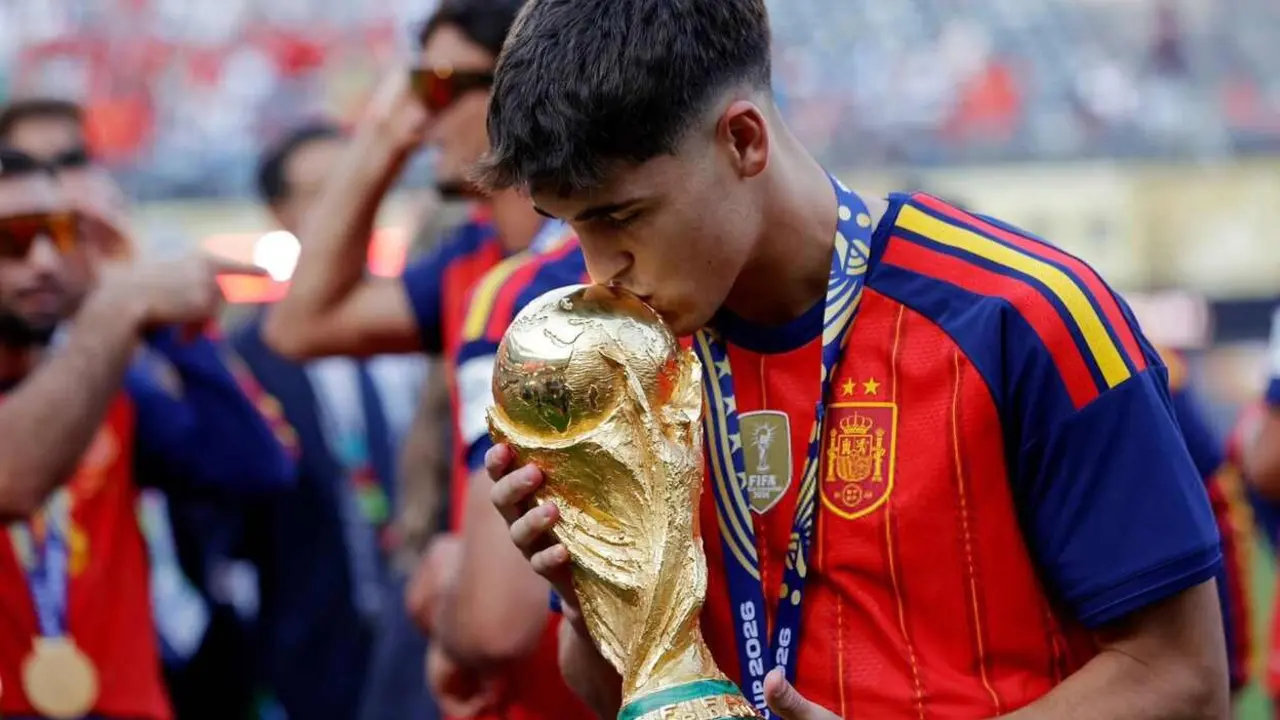 Cubarsi besa la Copa del Mundo tras la victoria ante Argentina.