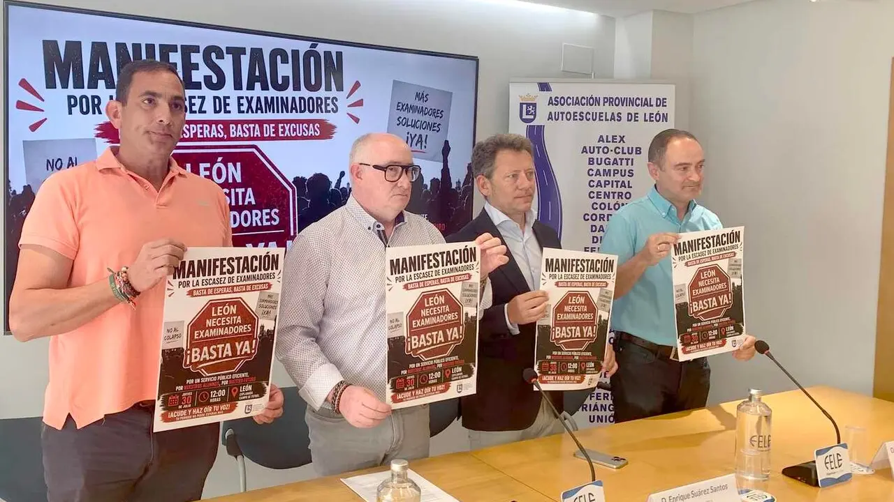 Representantes de Fele y de la Asociaci&oacute;n de Autoescuelas, durante la rueda de prensa de este mi&eacute;rcoles.