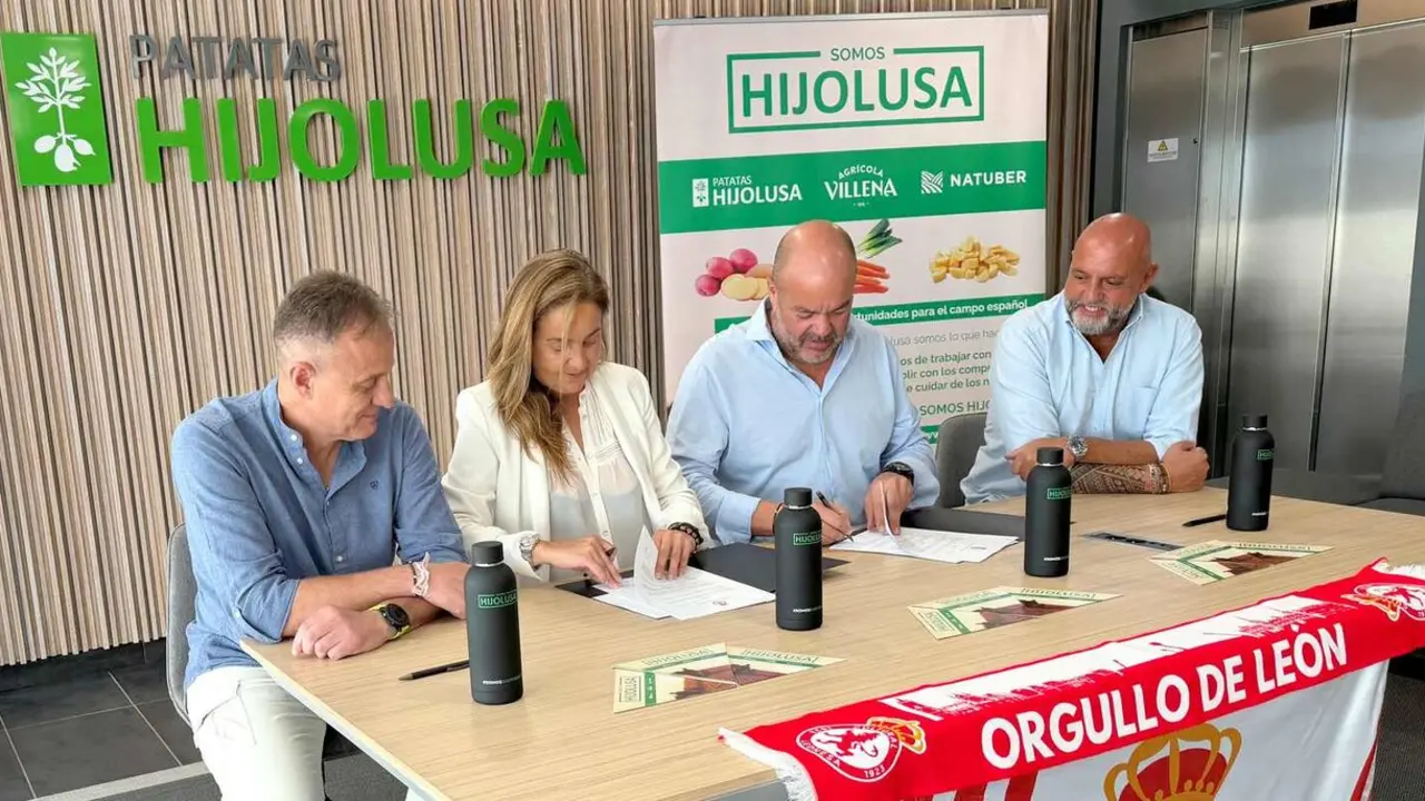 Representantes de Cultural y de la firma Hijolusa durante la r&uacute;brica del acuerdo de colaboraci&oacute;n de cara a la nueva temporada.