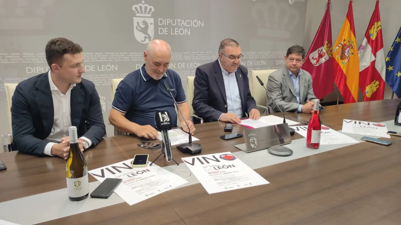 El vicepresidente de la Diputaci&oacute;n de Le&oacute;n, Roberto Aller, presenta la 24 Feria del Vino DO Le&oacute;n junto al presidente de la DO, Rafael Blanco, el alcalde de Valencia de Don Juan, Jos&eacute; Jim&eacute;nez, y el concejal de Ferias y diputado provincial, &Aacute;ngel P&eacute;rez.
Foto:&nbsp;Carlos S. Campillo