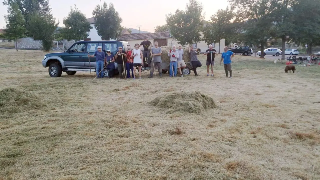 Vecinos de Otero de Curue&ntilde;o desbrozan en hacendera tras un conflicto con Valdepi&eacute;lago. Foto: UPL.
