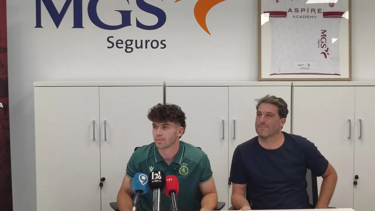Oier L&oacute;pez junto al entrenador Jandro Castro en su presentaci&oacute;n oficial como nuevo fichaje de la Cultural y Deportiva Leonesa.