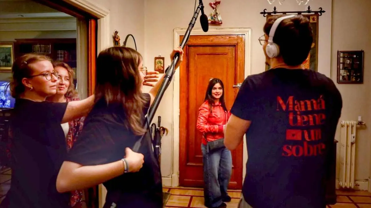 La realizadora leonesa Amalia Baillo presentar&aacute; este jueves 23 de julio el estreno de "Mam&aacute; tiene un sobre", un cortometraje de ficci&oacute;n que supone su Trabajo de Fin de Grado en Comunicaci&oacute;n y Creaci&oacute;n Audiovisual.