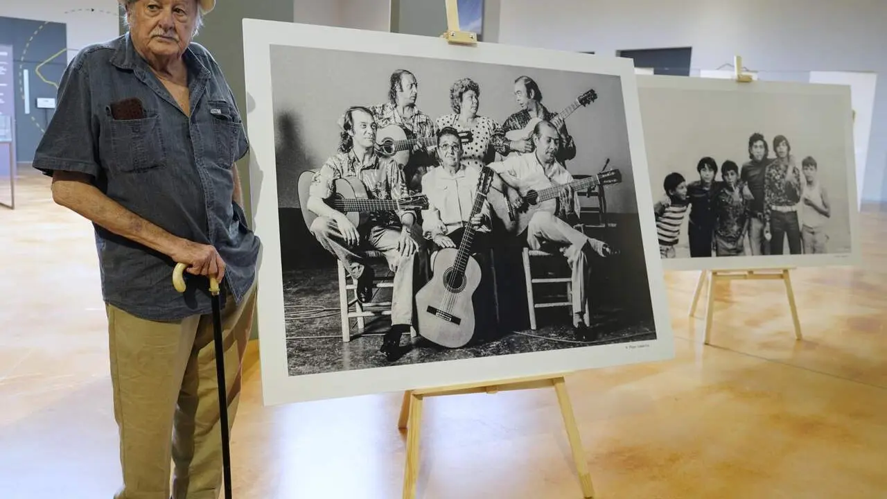 El fot&oacute;grafo Pepe Lamarca, durante la inauguraci&oacute;n de la exposici&oacute;n 'Camar&oacute;n 75 a&ntilde;os' en el festival Bierzo Al Toque. Foto: C&eacute;sar S&aacute;nchez.