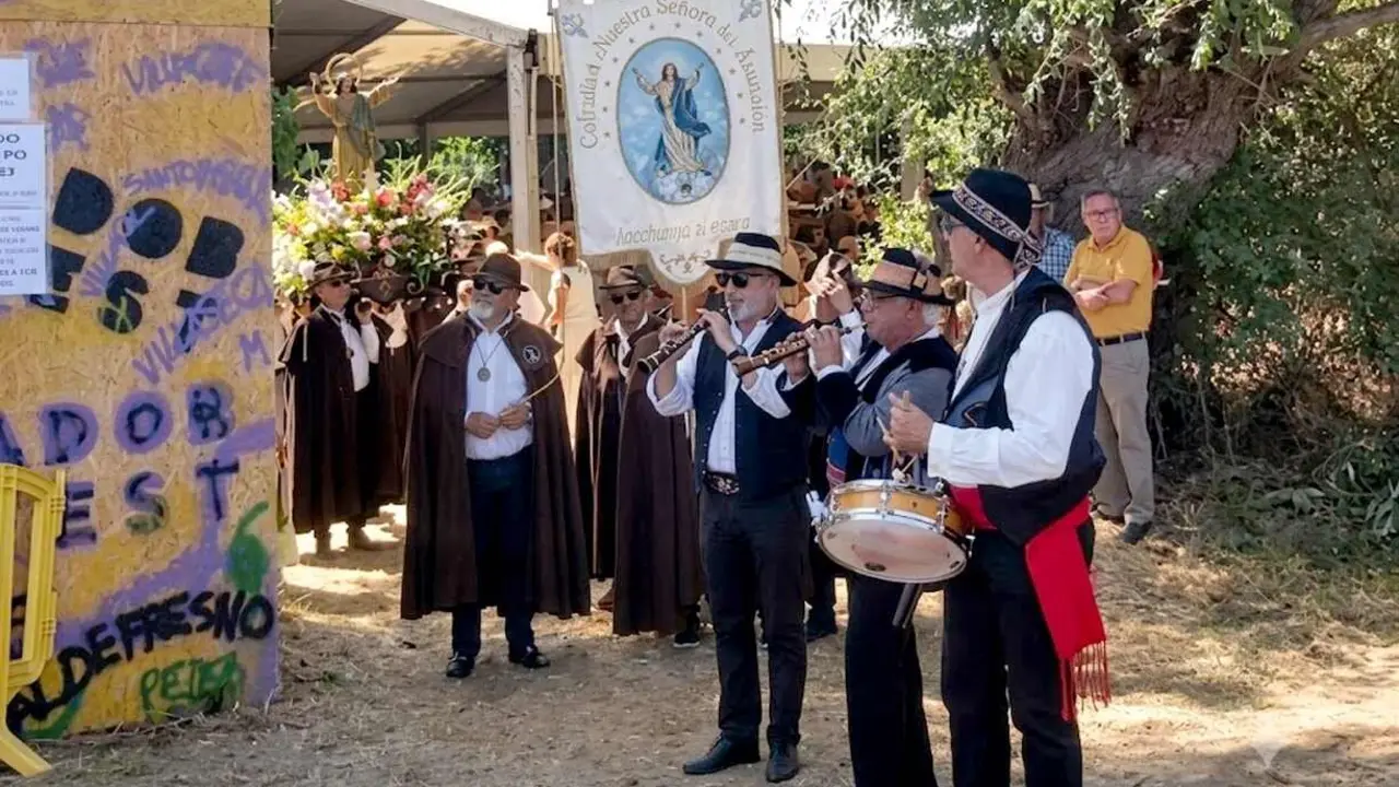Dulzaineros durante los tradicionales actos procesionales en las fiestas de Valdefresno.