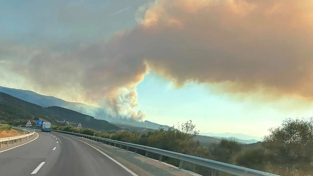El incendio de La Ba&ntilde;a visto desde el &aacute;rea del Manzanal. Foto: Alfredo