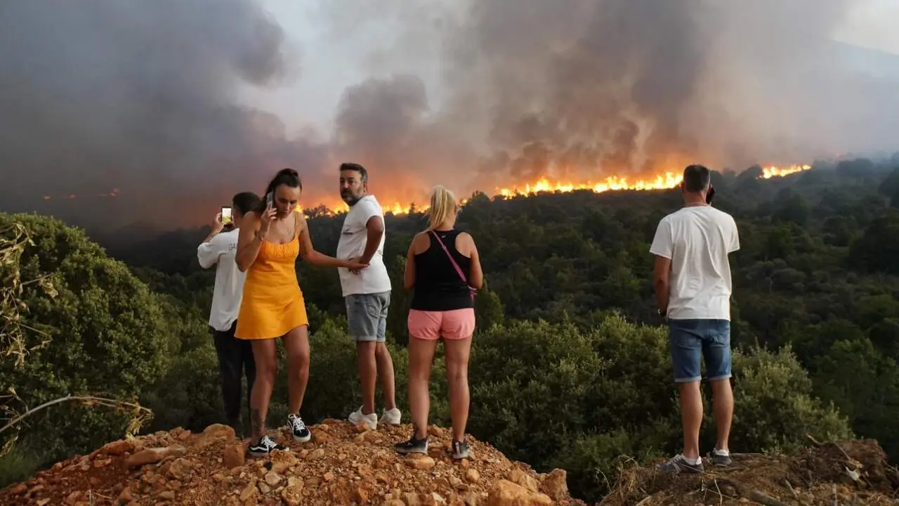 Arde El Bierzo de nuevo. La localidad de Turienzo Casta&ntilde;ero, afectada por el incendio declarado de nivel 2 y el incendio en la localidad de Castropodame. Fotos: C&eacute;sar S&aacute;nchez