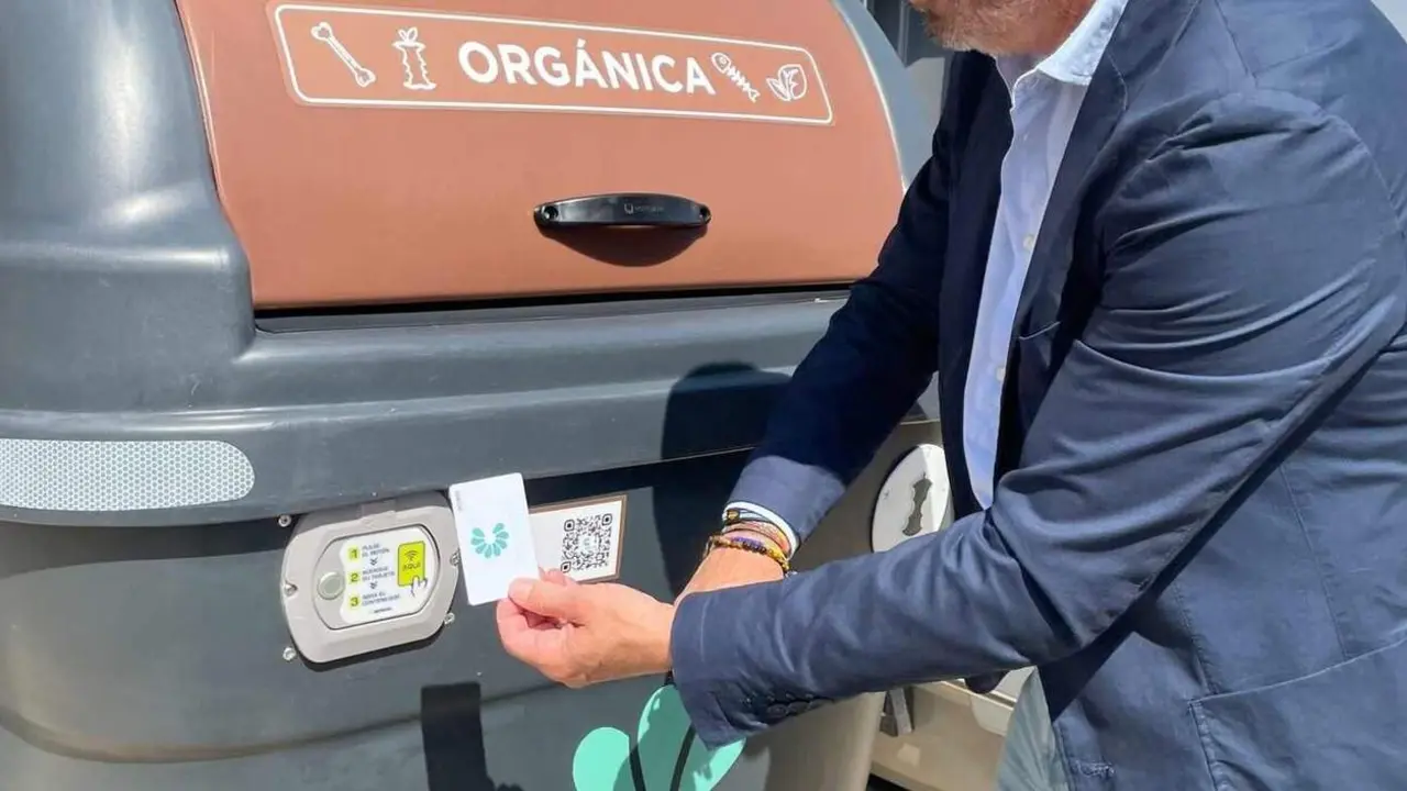 Imagen de un contenedor marr&oacute;n con tarjeta electr&oacute;nica para su apertura.