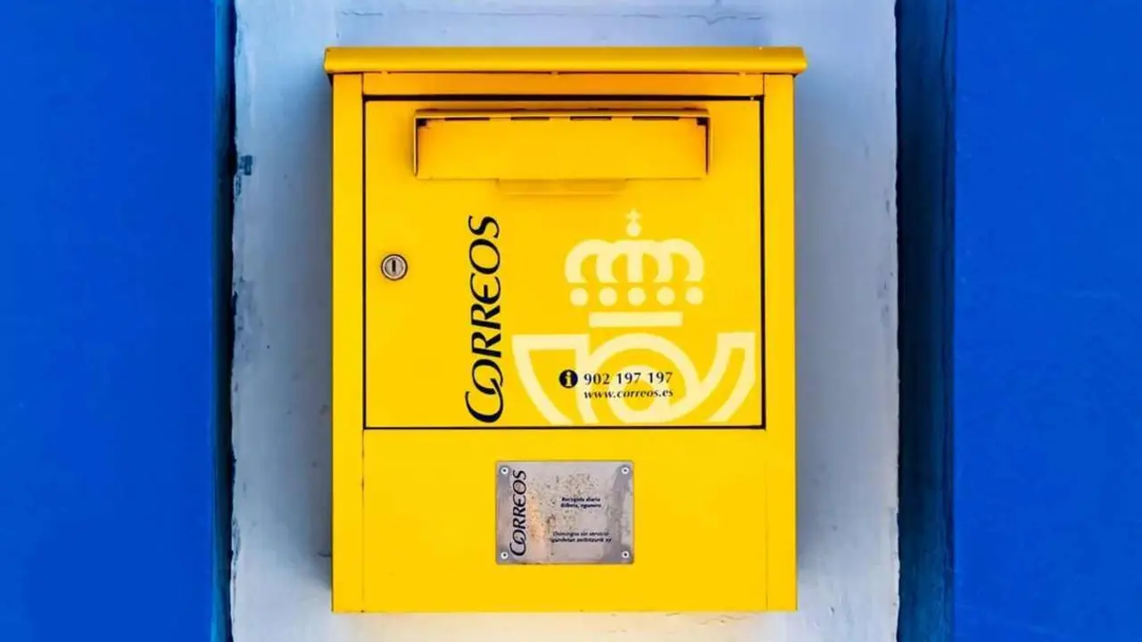 Imagen de un buz&oacute;n de Correos.