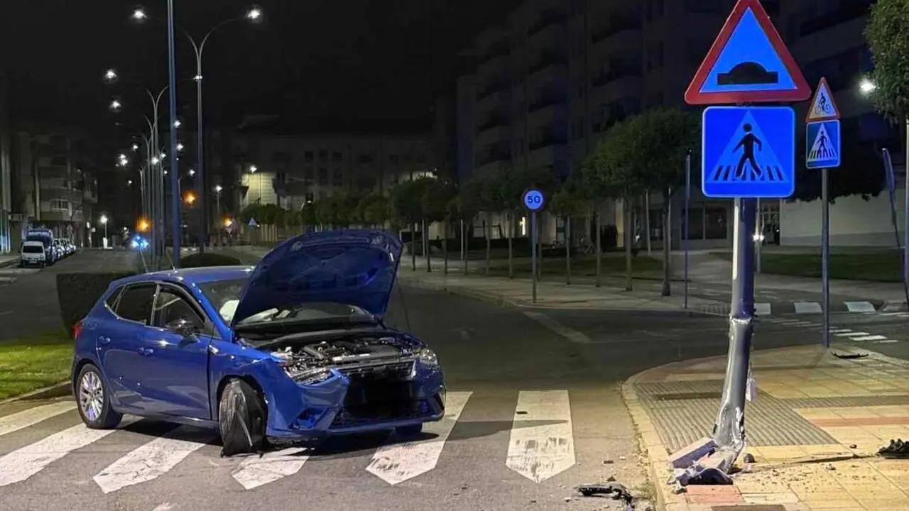 El accidente, ocurrido de madrugada en la calle Jos&eacute; Mar&iacute;a Su&aacute;rez Gonz&aacute;lez, se sald&oacute; &uacute;nicamente con da&ntilde;os materiales y requiri&oacute; la intervenci&oacute;n de la Polic&iacute;a Local.
