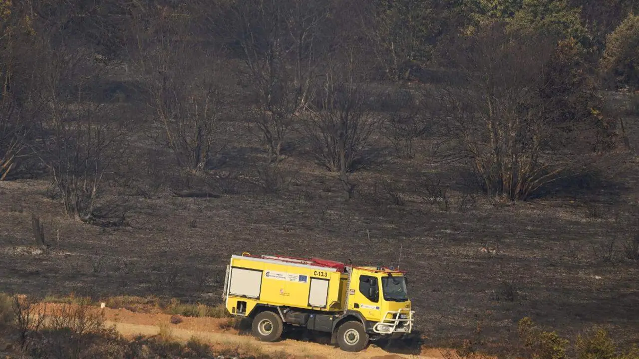 La mejora de la meteorolog&iacute;a da un respiro al operativo en El Bierzo, pero el incendio de Castropodame mantiene en m&aacute;xima alerta a los servicios de extinci&oacute;n, con la UME en primera l&iacute;nea y dos pueblos todav&iacute;a evacuados. Fotos: C&eacute;sar S&aacute;nchez