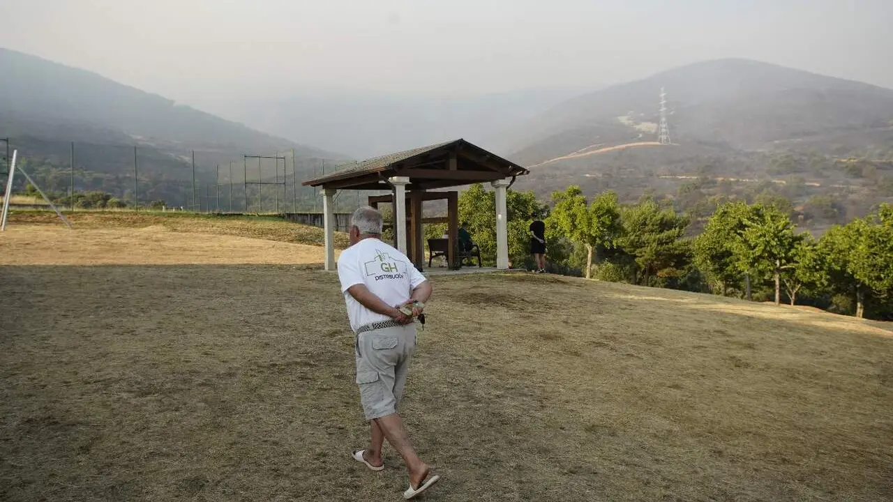 Incendio en las localidades de Turienzo Casta&ntilde;ero y San Pedro Casta&ntilde;ero. Foto: C&eacute;sar S&aacute;nchez.