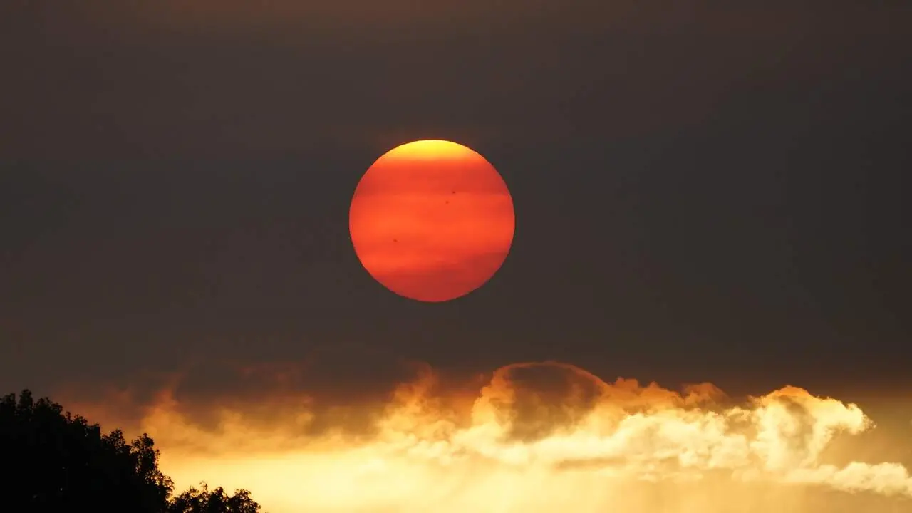 La intensidad del sol, en este caso cubierta por el humo de los incendios en la  provincia de Le&oacute;n.