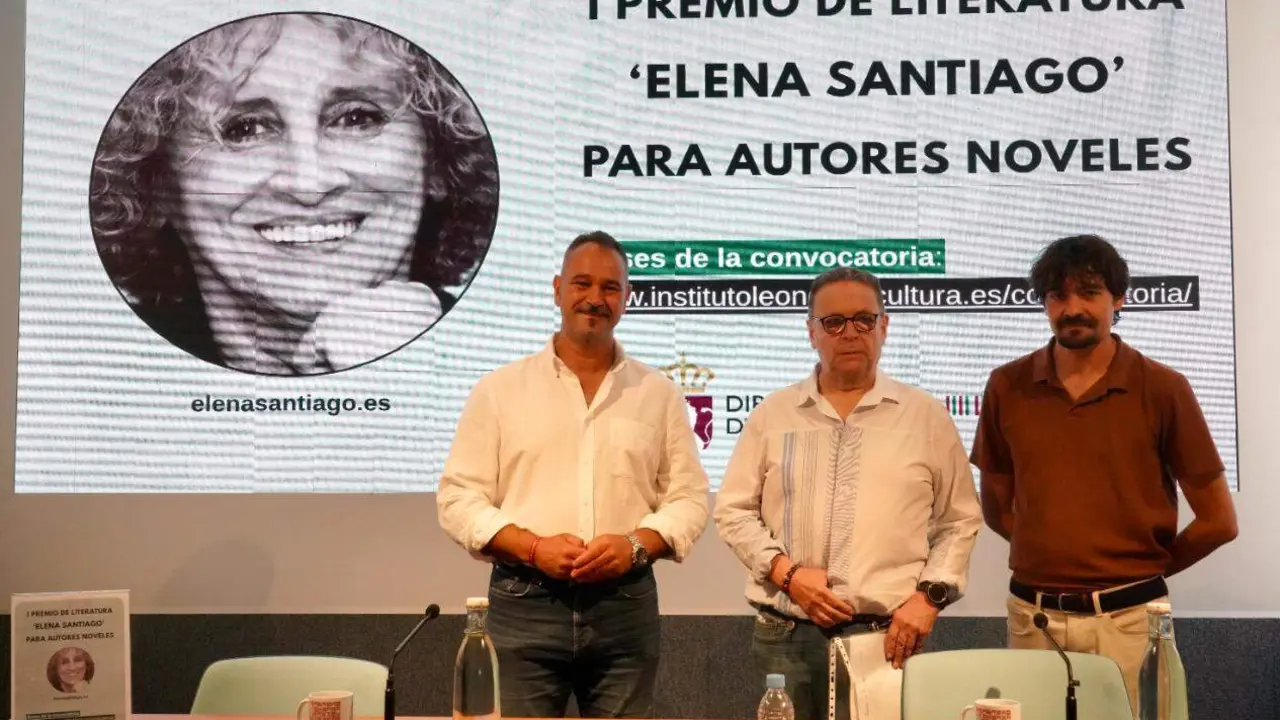 El diputado de Cultura, Arte y Patrimonio, Emilio Mart&iacute;nez, y el hijo de la escritora Elena Santiago, Pablo Garc&iacute;a, presentan el I Premio de Narrativa Elena Santiago. Junto a ellos, el coordinador del ILC, Emilio Gancedo. Foto: Campillo.