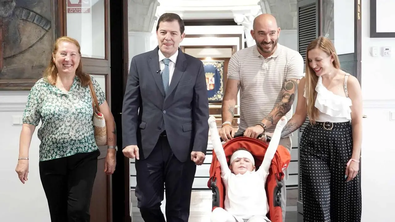 El presidente de la Junta, Alfonso Fern&aacute;ndez Ma&ntilde;ueco, recibe al ni&ntilde;o Javi Gallo, diagnosticado de epiderm&oacute;lisis bullosa distr&oacute;fica o 'piel de mariposa'.