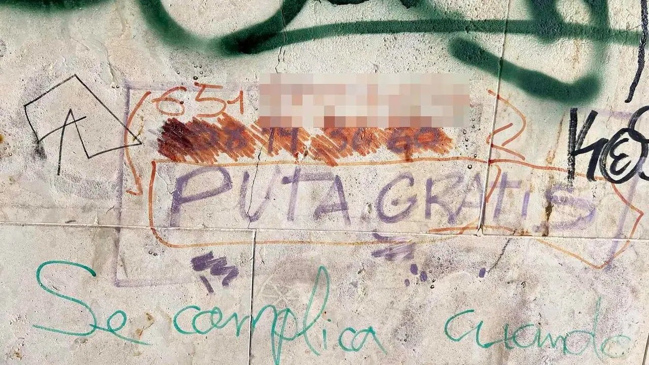 Imagen de una de las paredes en las que se facilita el nombre de algunas j&oacute;venes de la localidad.