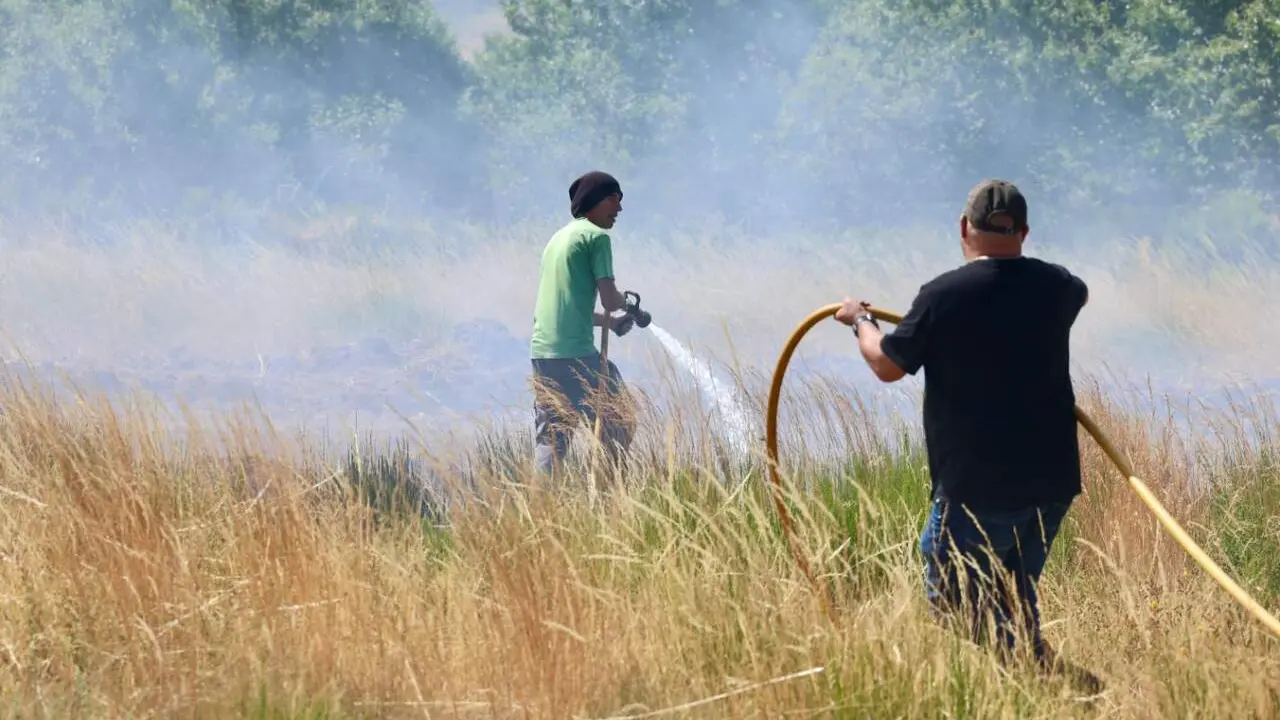 Incendio forestal de Murias de Ponjos (Le&oacute;n), en el que la Guardia Civil ha desalojado a 36 personas de Andarraso, Rosales y Folloso. Fotos: Campillo