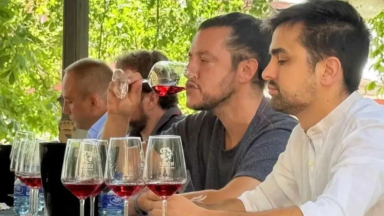 Valencia de Don Juan vuelve a ser, desde este viernes 24 de julio, el gran escaparate de los vinos de la Denominaci&oacute;n de Origen Le&oacute;n con el inicio de la XXIV Feria del Vino, una de las citas gastron&oacute;micas y enotur&iacute;sticas m&aacute;s importantes del verano en la provincia.