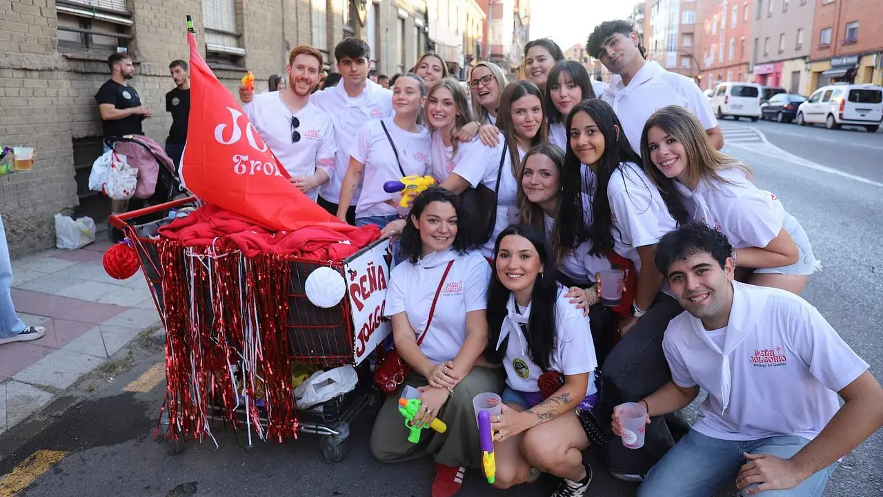 Las pe&ntilde;as recorrieron este viernes seis establecimientos al ritmo de las charangas Parranda y Los + Buscados antes de regresar al Parque de La Era para continuar con las fiestas de Santiago.