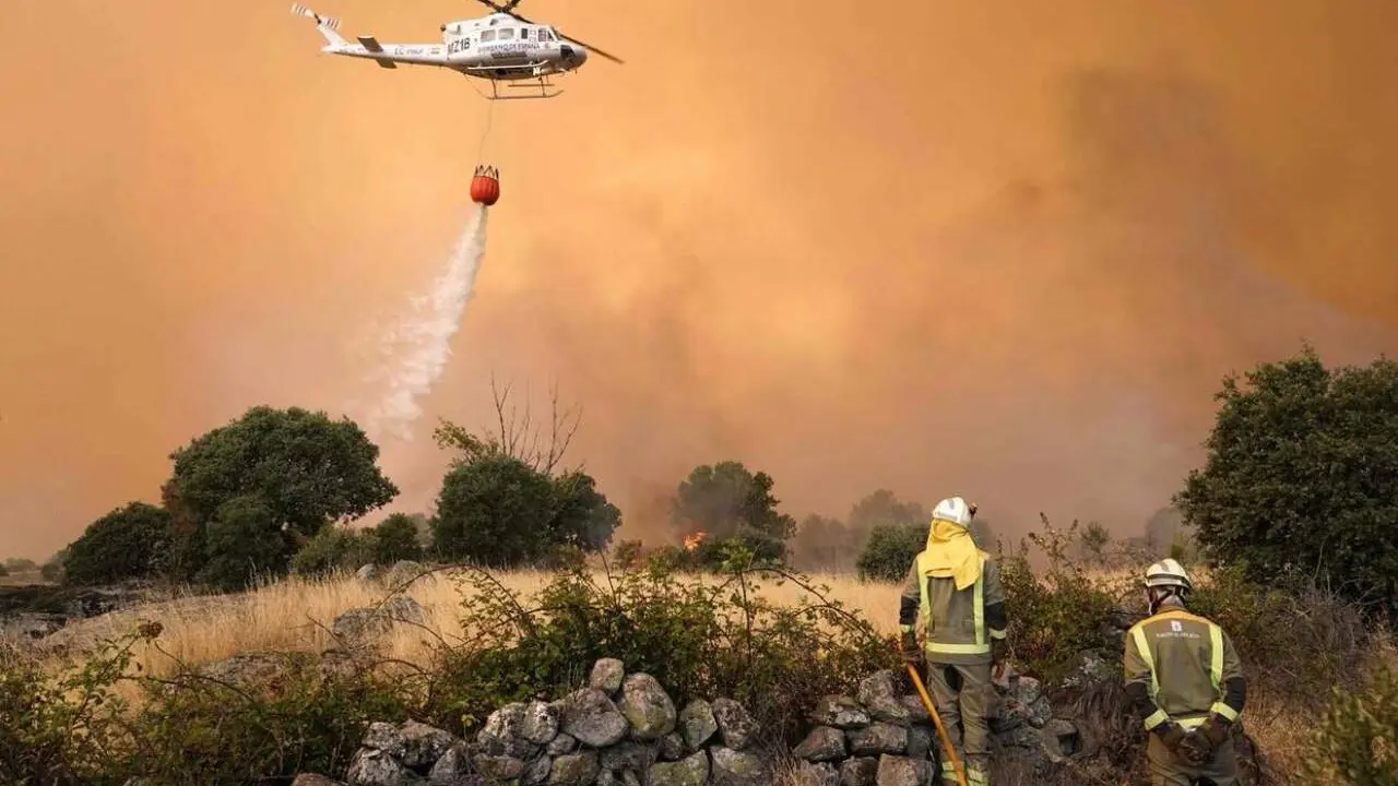 Equipos de extinci&oacute;n intentan frenar el avance de las llamas en los grandes incendios de Madrid y &Aacute;vila.