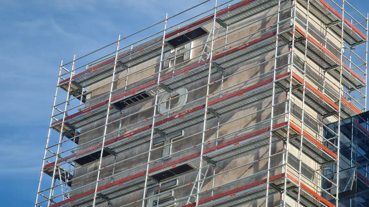 El antiguo Hotel Cortes de Le&oacute;n acelera su transformaci&oacute;n con obras ya visibles para convertirse en un gran complejo educativo sanitario.