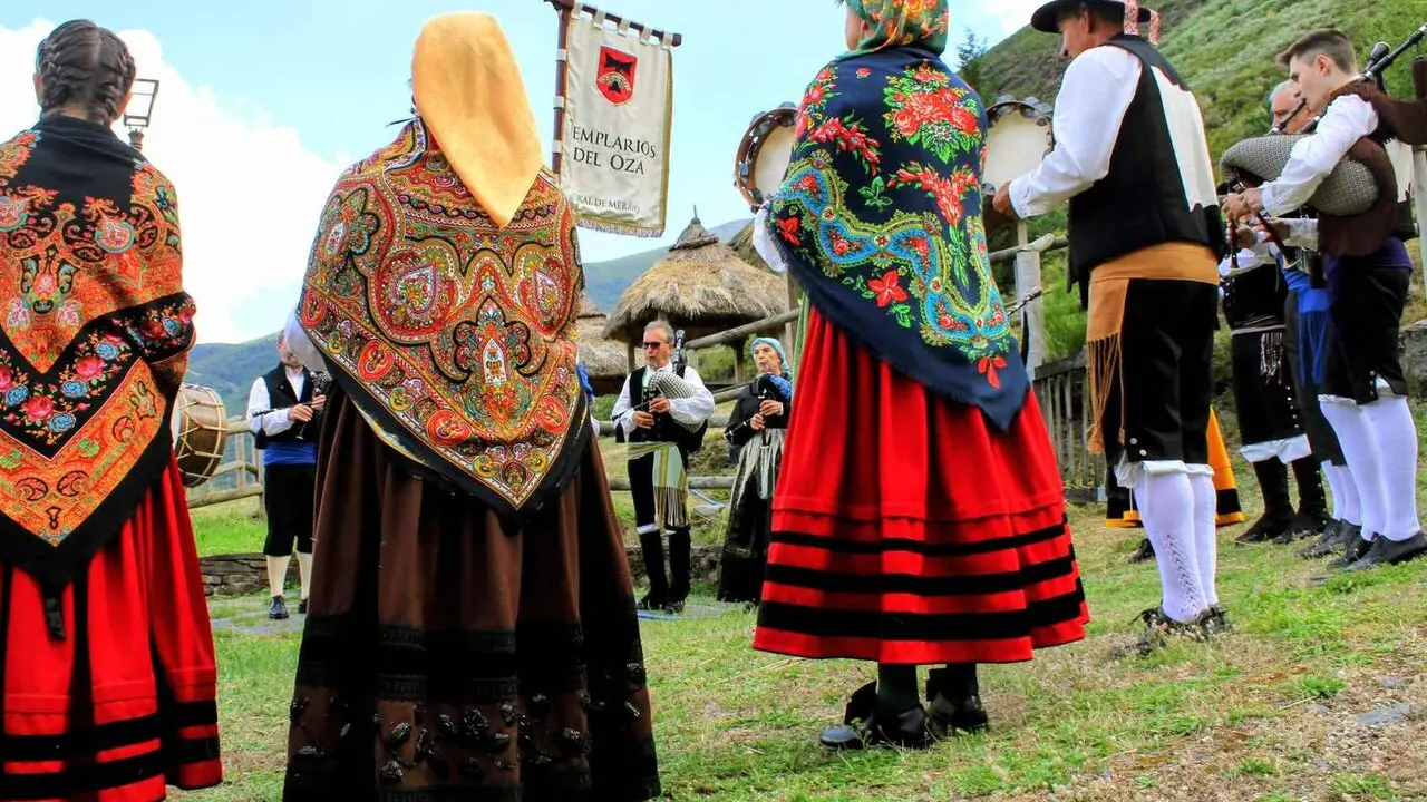 El Castro de Chano, en el municipio berciano de Peranzanes, se convirti&oacute; este fin de semana en el escenario de una nueva demostraci&oacute;n del crecimiento de Entresebes Folk, un festival que en su tercera edici&oacute;n confirm&oacute; su consolidaci&oacute;n como una de las citas culturales m&aacute;s singulares del verano leon&eacute;s. Fotos: Dipuleon