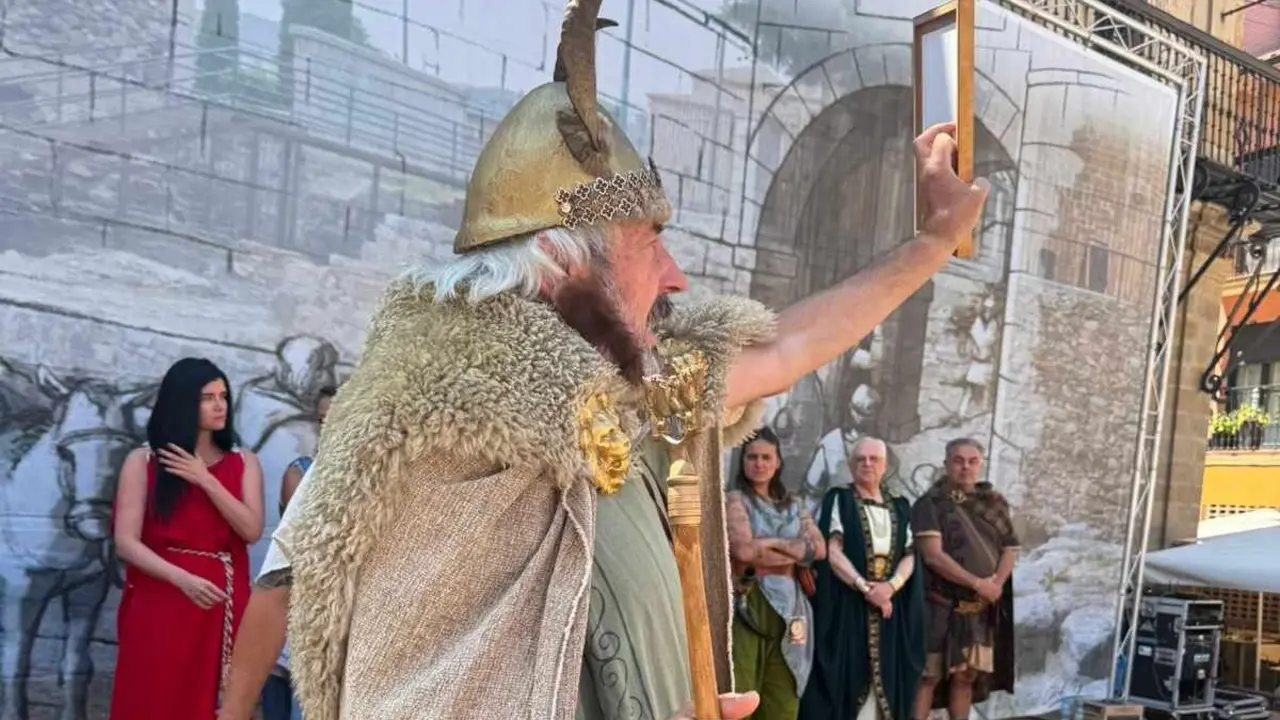 La Asociaci&oacute;n de Astures y Romanos de Astorga ha celebrado este domingo el acto institucional de agradecimiento con motivo del 40&ordm; aniversario de la fiesta, un encuentro cargado de emoci&oacute;n y reconocimiento a todas las personas e instituciones que han contribuido a hacer de esta celebraci&oacute;n un referente nacional de la recreaci&oacute;n hist&oacute;rica.