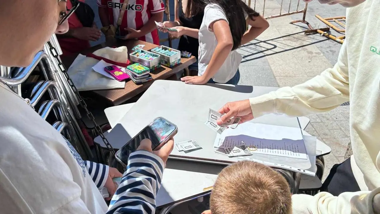 Decenas de ni&ntilde;os se re&uacute;nen junto a sus familias en el coraz&oacute;n del casco hist&oacute;rico de Le&oacute;n para intercambiar cromos de Panini y Adrenalyn del Mundial, una tradici&oacute;n que lleva m&aacute;s de una d&eacute;cada consolid&aacute;ndose como una de las estampas m&aacute;s singulares del verano