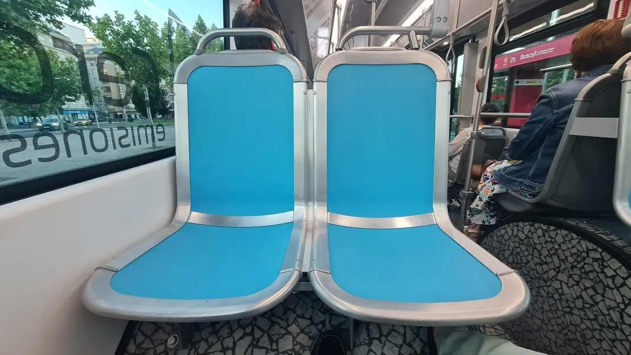 Imagen de un bus urbano en Le&oacute;n capital con un promocional del Buscyl ya en su interior.