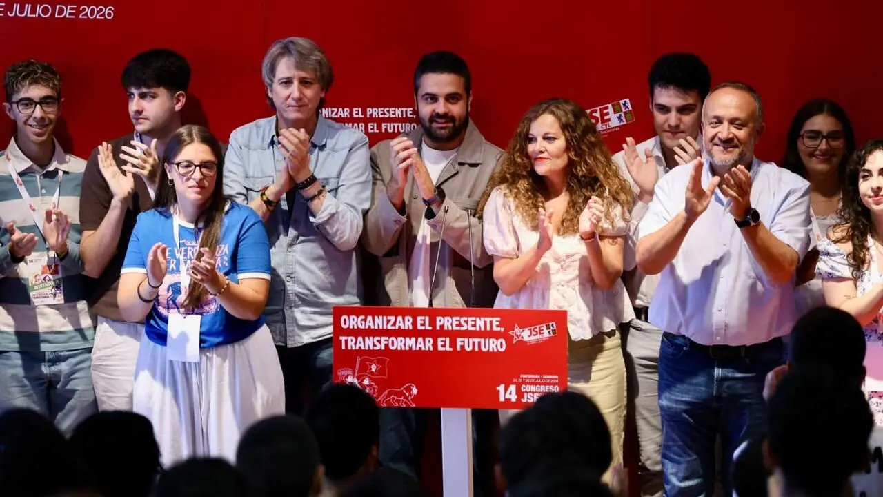 El secretario general del PSOE de Castilla y Le&oacute;n, Carlos Mart&iacute;nez, acude a la clausura del XIV Congreso Auton&oacute;mico de las Juventudes Socialistas junto a la alcaldesa de Bembibre, Silvia Cao, y al secretario general de las Juventudes Socialistas de Le&oacute;n, Alberto Ferrer. Fotos: Campillo