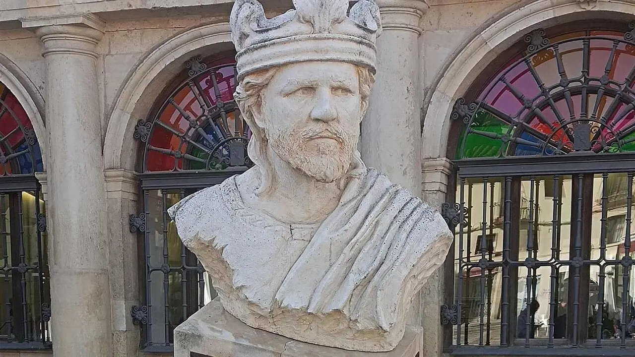 Busto de Alfonso V ubicado ante el Ayuntamiento de Le&oacute;n.