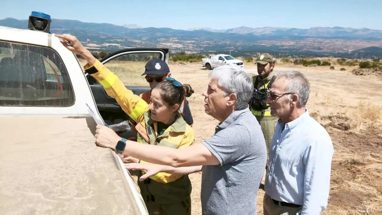 El delegado de la Junta, Eduardo Diego, durante la visita a la zona este lunes.