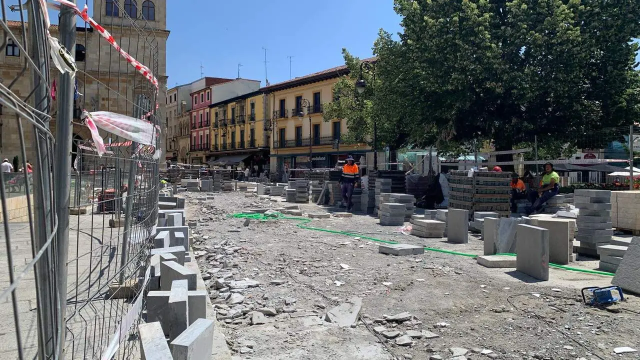 Un error en los trabajos de remodelaci&oacute;n del pavimento en la zona frente a Botines ha obligado a dar marcha atr&aacute;s y a levantar lo que ya se hab&iacute;a avanzado.