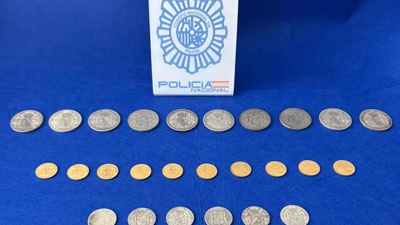 Imagen de las monedas recuperadas por los efectivos de la Polic&iacute;a Nacional.