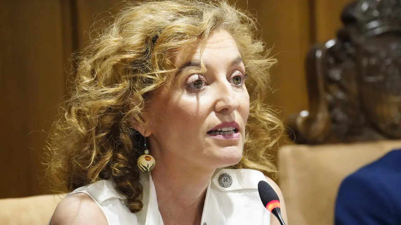 La consejera de Educaci&oacute;n, Mar&iacute;a Pardo &Aacute;lvarez, junto al alcalde de Ponferrada, Marco Morala, durante la firma del convenio de colaboraci&oacute;n para el desarrollo del ciclo formativo de grado medio en Emergencias y Protecci&oacute;n Civil del CIFP de Ponferrada