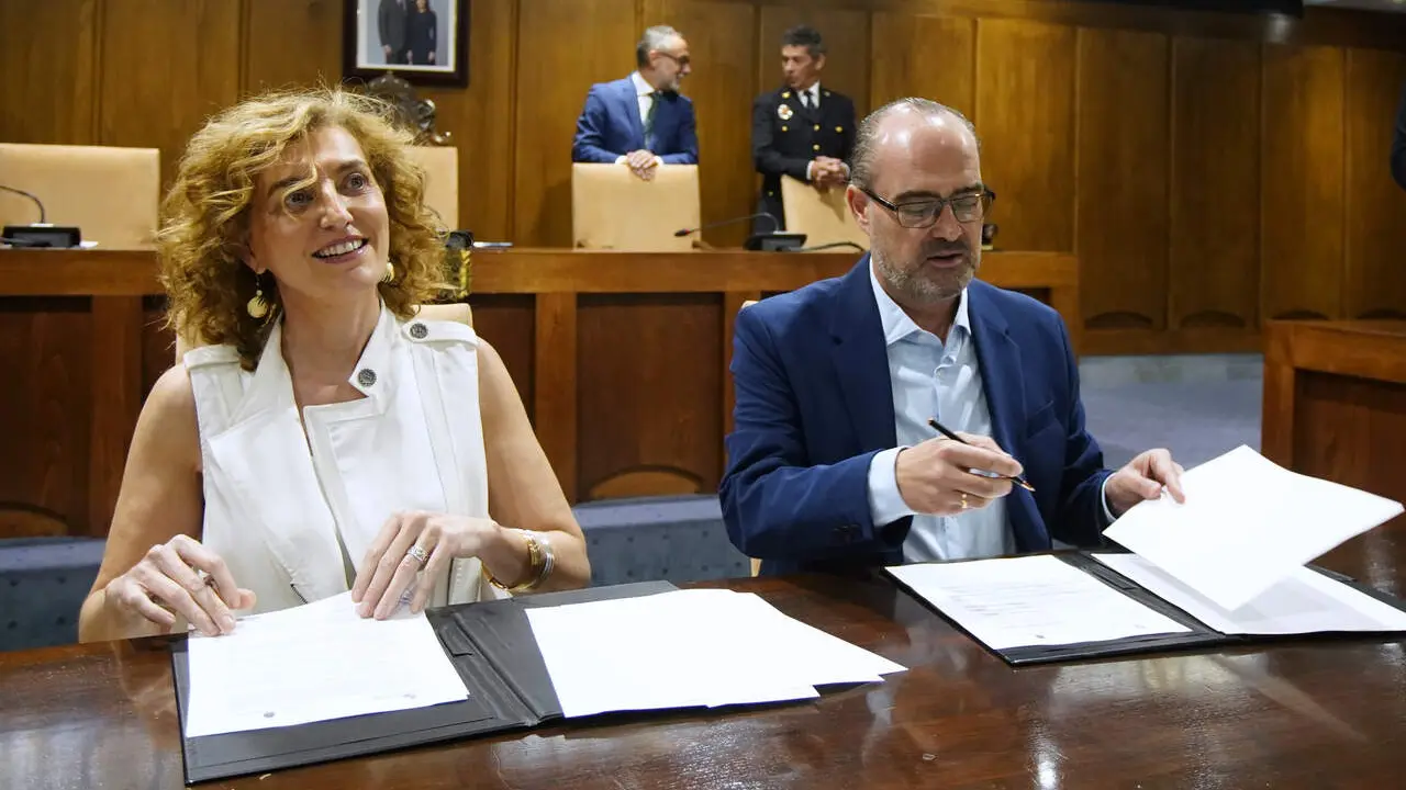 La consejera de Educaci&oacute;n, Mar&iacute;a Pardo &Aacute;lvarez, junto al alcalde de Ponferrada, Marco Morala, durante la firma del convenio de colaboraci&oacute;n para el desarrollo del ciclo formativo de grado medio en Emergencias y Protecci&oacute;n Civil del CIFP de Ponferrada