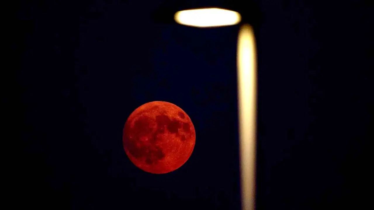 Luna llena te&ntilde;ida de rojo por la calima y el humo de los incendios vista desde El Bierzo