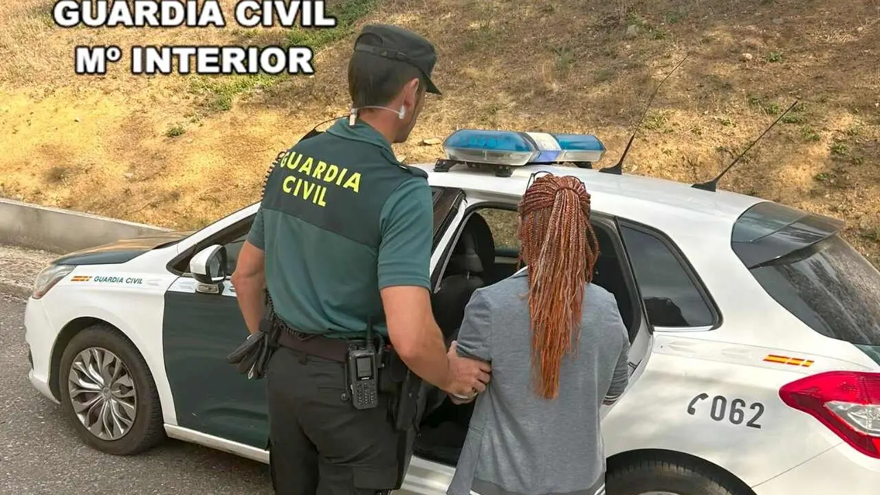 Momento en el que se produce la detenci&oacute;n de la acusada de estafar 25.000 euros a un anciano.