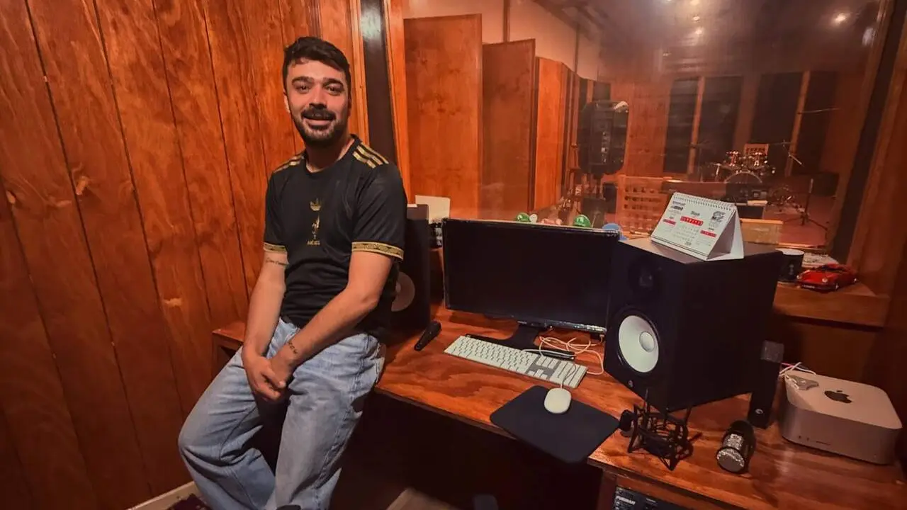 El artista leon&eacute;s Fre Garc&iacute;a en el estudio de grabaci&oacute;n en M&eacute;xico. Foto: Andr&eacute;s Su&aacute;rez.