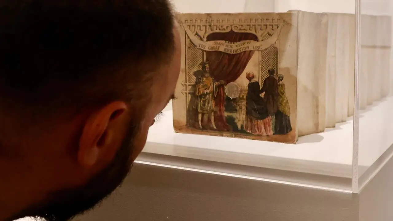El consejero de Cultura, Turismo y Deporte, Alberto D&iacute;az Pico, y el director general de la Fundaci&oacute;n Obra Social de Castilla y Le&oacute;n, Jos&eacute; Mar&iacute;a Viejo, inauguran la exposici&oacute;n &lsquo;Gaud&iacute; y la Ciudad Moderna&rsquo;, junto a su co-comisario, Carlos Varela