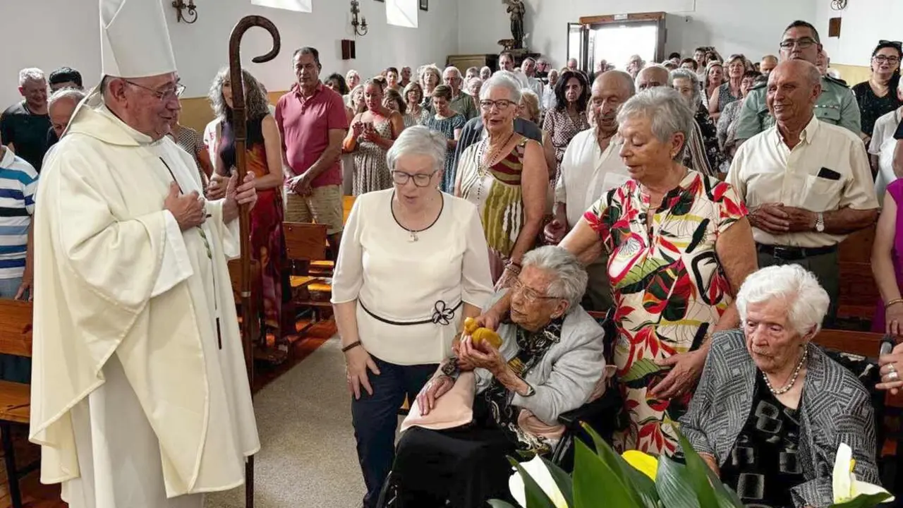 Teresa Fern&aacute;ndez celebra 113 a&ntilde;os arropada por todo Zambroncinos del P&aacute;ramo. La mujer m&aacute;s longeva de Espa&ntilde;a recibe el cari&ntilde;o de sus vecinos en una jornada cargada de emoci&oacute;n que culminar&aacute; esta tarde con la inauguraci&oacute;n de una plaza dedicada a su nombre.