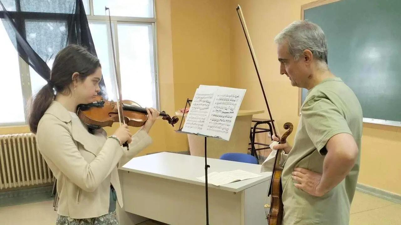 Clase de viol&iacute;n. La m&uacute;sica cl&aacute;sica re&uacute;ne talento nacional en Valencia de Don Juan con su XX Curso Musical. El encuentro de t&eacute;cnica e interpretaci&oacute;n congrega a 68 alumnos y 14 profesores durante una semana de conciertos en localidades como Gordoncillo y Villaquilambre.