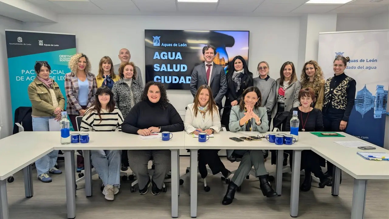 Foto de familia de los beneficiarios en el programa  'Agua, Salud y Ciudad' del a&ntilde;o pasado.
